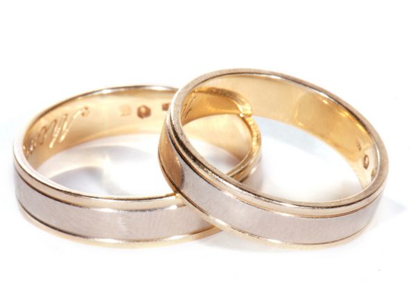 حلقه های ازدواج در زمینه سفید