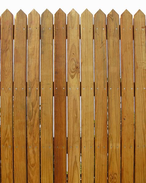 نرده چوبی -- با نوارهایی که الگوی چوب طبیعی را نشان می دهد