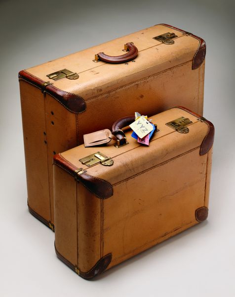 چمدان های قهوه ای با برچسب چمدان های خطوط هوایی روی سفید