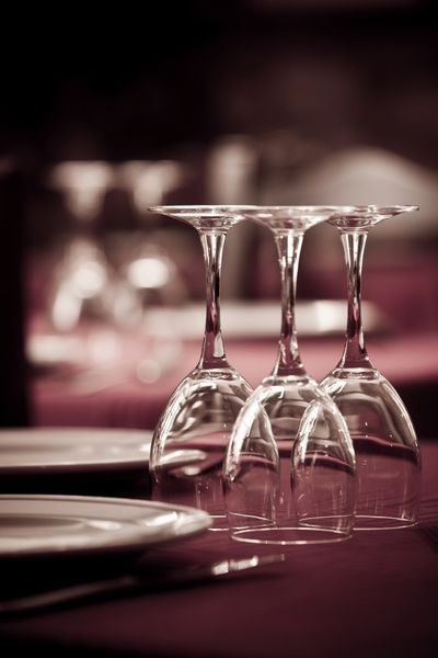 میز ناهار خوری قرمز آماده برای مشتریان در رستوران