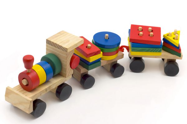قطار - اسباب بازی چوبی کودکان جدا شده در پس زمینه سفید