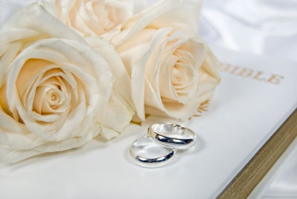 دسته گل رز عروس با حلقه های روی انجیل