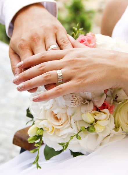 دست و حلقه روی دسته گل عروسی
