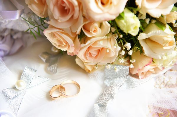 دسته گل و حلقه عروسی