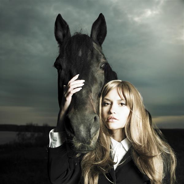 پرتره شیک یک زن جوان زیبا و اسب
