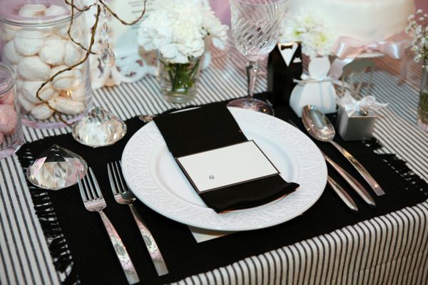 شام مجلل سیاه و سفید با برچسب نام در بشقاب