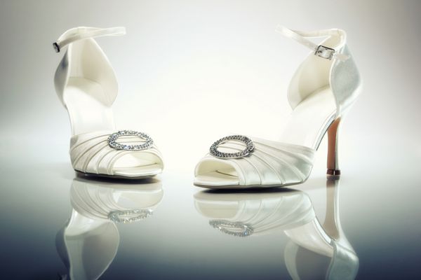 کفش عروسی زیبا روی پس زمینه خاکستری گرادیان