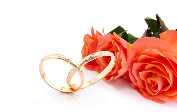 حلقه ازدواج و گل رز روی سفید با فضایی برای نوشتن کارت دعوت عروسی