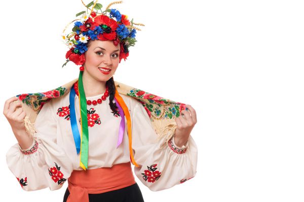پرتره زن جوان با لباس ملی اوکراین جدا شده روی سفید