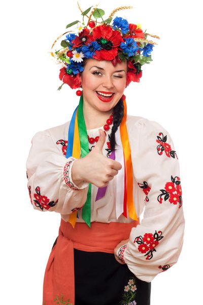 پرتره زن جوان شاد با لباس ملی اوکراین
