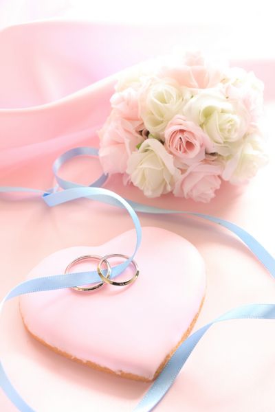 حلقه عروسی و شیرینی شکل قلب برای تصویر عروسی