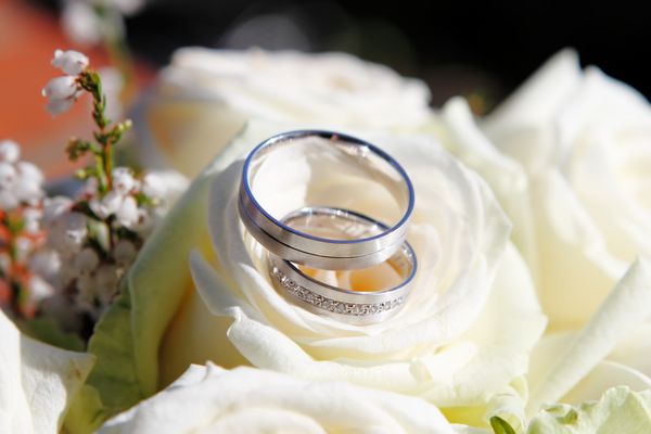 جزئیات حلقه های ازدواج با گل های سفید