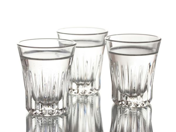 سه لیوان ودکا جدا شده روی سفید