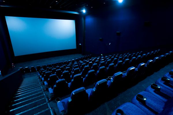 فضای داخلی سینمای تاریک صفحه نمایش صندلی