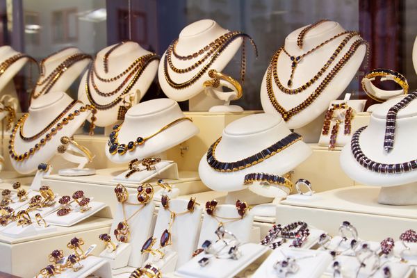 پیشخوان با جواهرات گارنت در ویترین فروشگاه