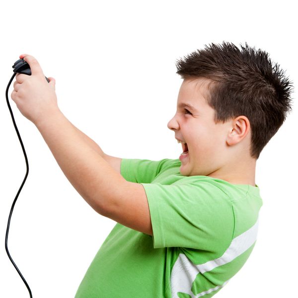 پسر نوجوان در حال بازی و سرگرمی با کنسول ویدیویی جدا شده روی سفید