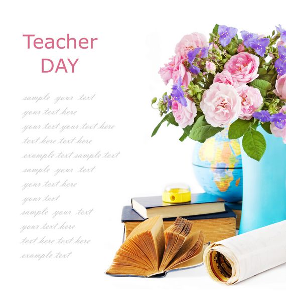 روز معلم طبیعت بی جان با دسته گل های رز چای و گل های آبی کتاب نقشه کره زمین و مداد تراش جدا شده روی سفید