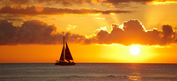 عکسی از غروب خورشید در وایکیکی هونولولو هاوایی