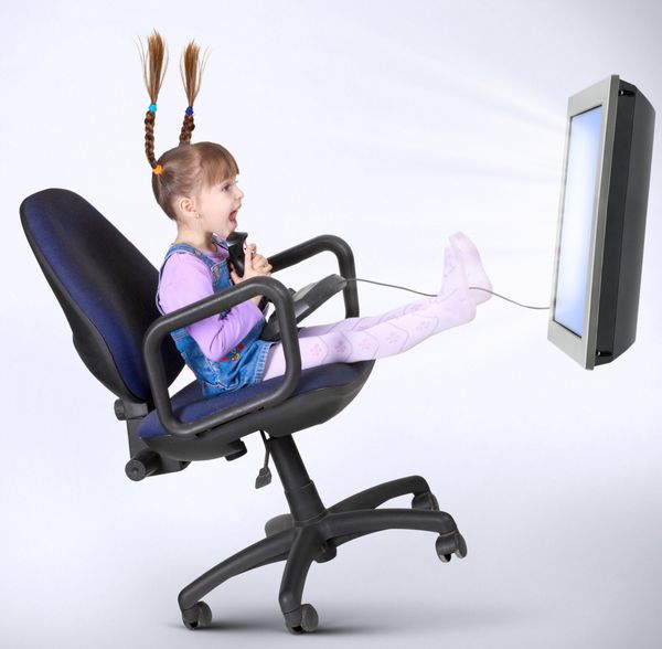 دختر بچه در حال بازی کامپیوتری با جوی استیک
