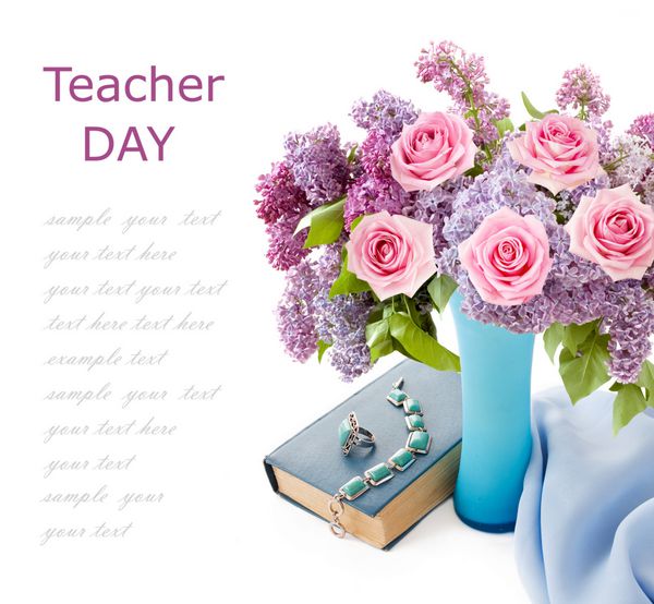 روز معلم دسته گل غنی با گل های یاسی و رز صورتی کتاب و جواهرات با فیروزه ایزوله شده روی سفید با متن نمونه