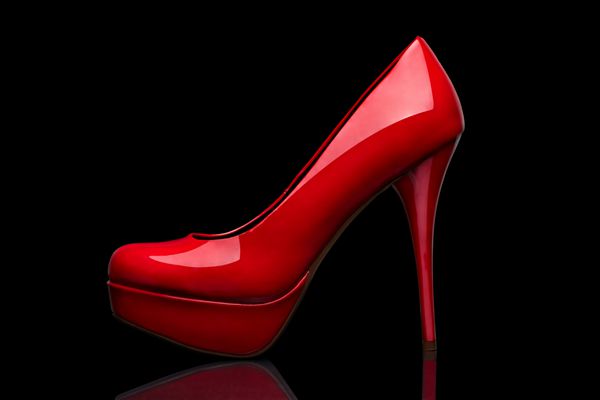 نمای نزدیک از یک کفش پاشنه بلند قرمز در پس زمینه سفید با مسیر برش