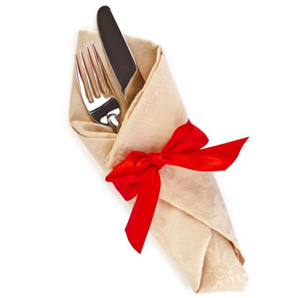 کارد و چنگال و دستمال سفره با پاپیون روبان قرمز جدا شده روی سفید