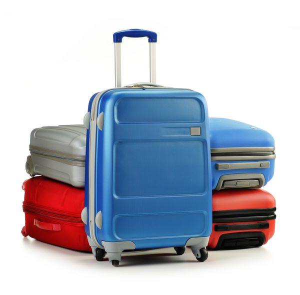 چمدان متشکل از پنج چمدان پلی کربنات جدا شده روی سفید