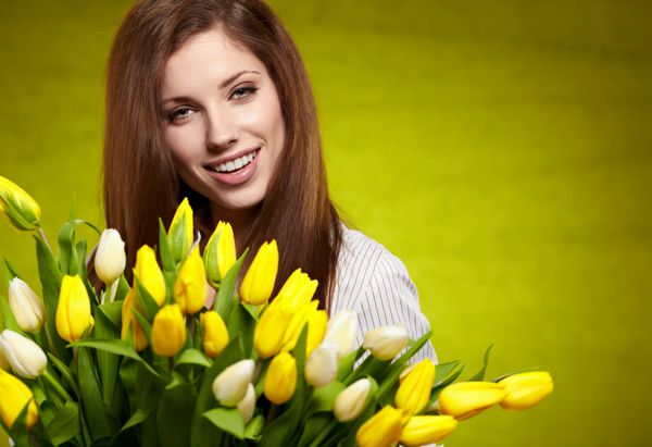 زن با دسته گل لاله رنگارنگ
