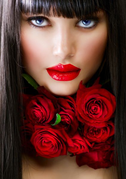 دختر مد زیبا با گل رز