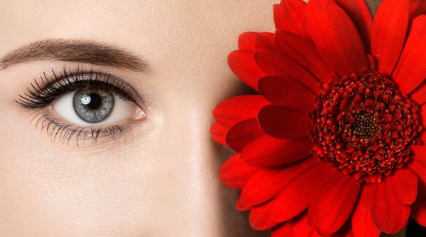 چشم زن با آرایش زیبا و گل قرمز
