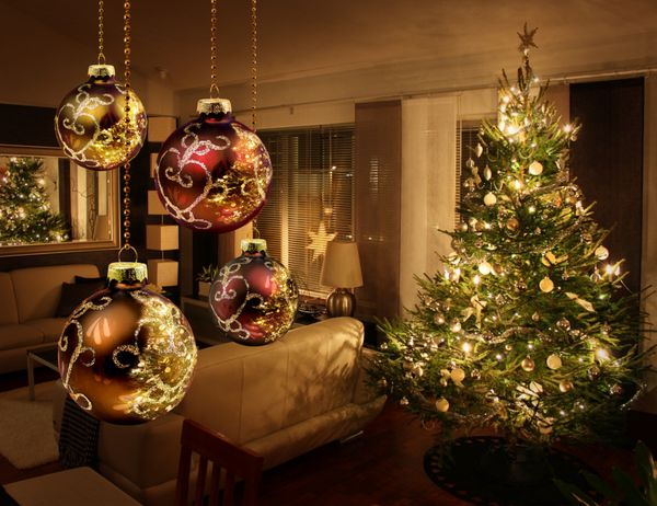 چراغ های درخت کریسمس که از توپ های شیشه ای و آینه منعکس می شوند