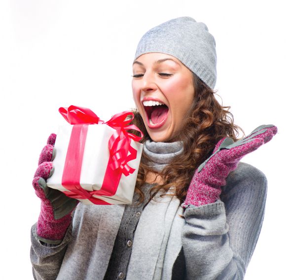 زن جوان شاد با هدیه کریسمس جعبه هدیه دختر هیجان زده با هدیه تعطیلات در حال خنده زن متعجب
