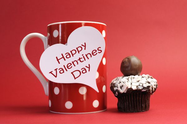 پیام‌های تبریک روز ولنتاین روی لیوان نقطه‌ای قرمز با کیک کوچک شکلاتی در مقابل پس‌زمینه قرمز برای روز ولنتاین روشن سرگرم‌کننده و شاد