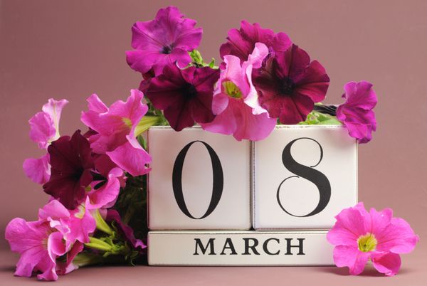 تقویم بلوک سفید تاریخ را برای روز جهانی زن 8 مارس که با گل های صورتی و بنفش در پس زمینه بنفش صورتی تزئین شده است ذخیره کنید