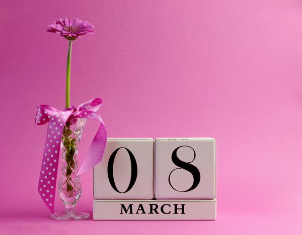 تم صورتی تقویم بلوک سفید تاریخ را برای روز جهانی زن 8 مارس تزئین شده با گل گلدان و روبان نقطه پولکا ذخیره کنید