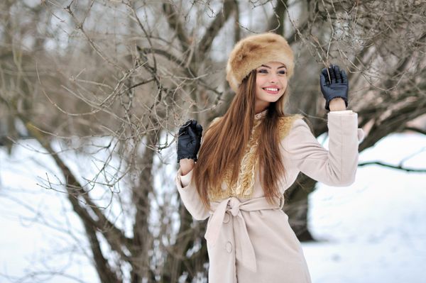 زن جوان زیبا در حال ژست گرفتن در فضای باز