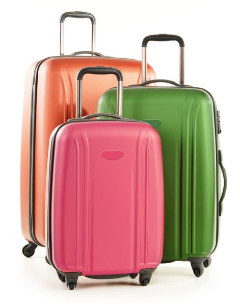 چمدان متشکل از چمدان های پلی کربنات بزرگ جدا شده روی سفید