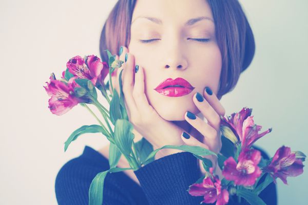 پرتره هنری بانوی جوان زیبا با گل های ظریف
