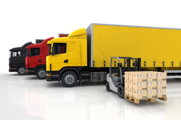 کامیون های باربری در شرکت باربری با لیفتراک با بسته بندی