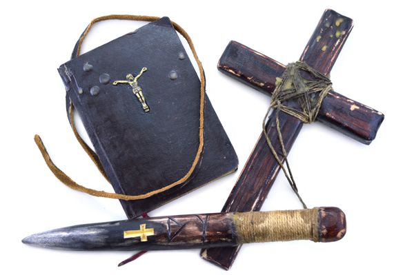 اشیاء قاتل خون آشام جدا شده انجیل صلیب چوبی و چوب
