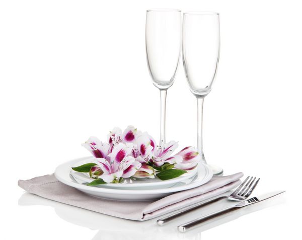 چیدمان میز جشن با گل های جدا شده روی سفید