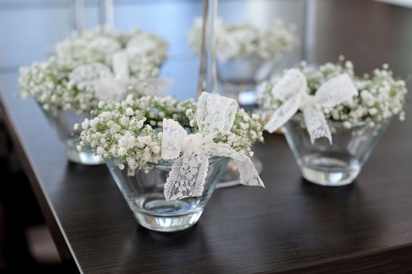 دسته گل سفید روی میز
