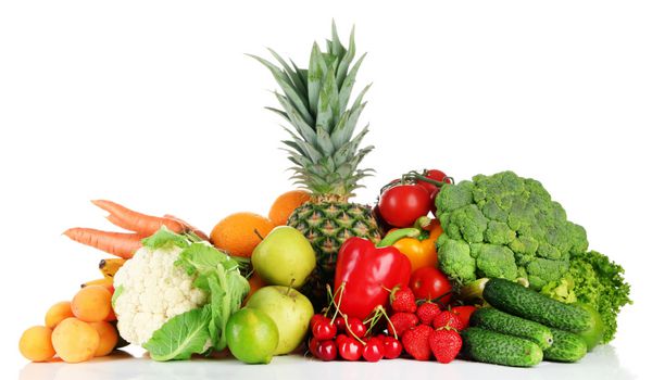 مجموعه ای از میوه ها و سبزیجات تازه جدا شده روی سفید