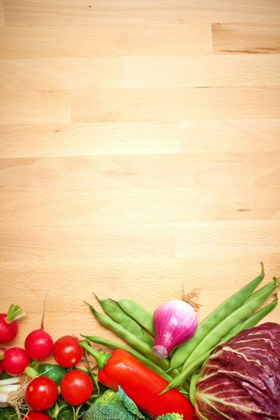 سبزیجات ارگانیک سالم روی پس زمینه چوبی
