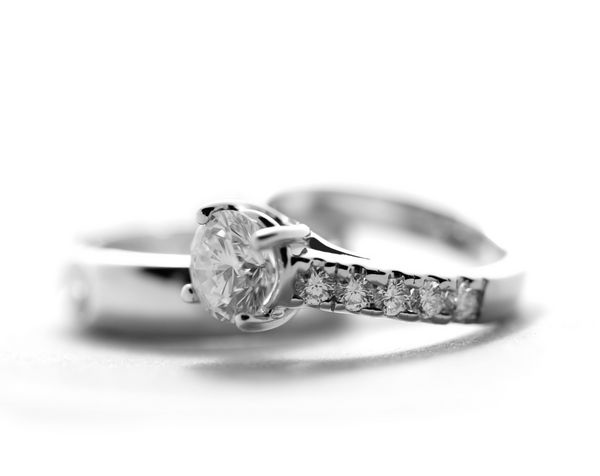 حلقه ازدواج الماس در زمینه سفید