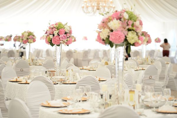گل های زیبا روی میز در روز عروسی