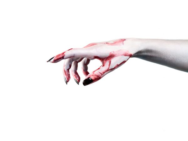 خون روی دست مرده