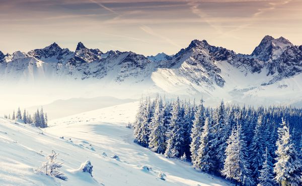 منظره زمستانی فوق العاده آسمان ابری دراماتیک کولاژ خلاقانه دنیای زیبایی
