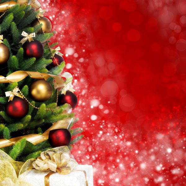 درخت صنوبر با توپ‌ها روبان‌ها و گلدسته‌هایی که به‌طور جادویی تزئین شده‌اند روی پس‌زمینه‌ای تار براق پری و درخشان کریسمس