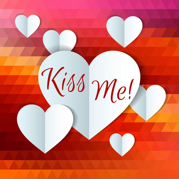 روز ولنتاین یا کارت عروسی از قلب های کاغذی عاشقانه روی الگوی پس زمینه مثلث های شیشه ای قرمز انتزاعی با متن تبریک
